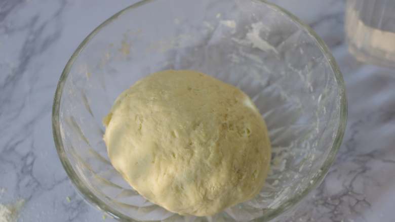 百财饺子,面粉中,再加入清水,同样揉成白色面团。加盖保鲜膜,醒20分钟
