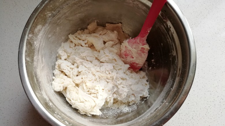 中种酸奶排包,然后加入面粉中先搅拌成棉絮状,