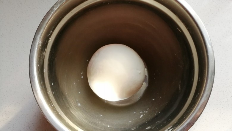 中种酸奶排包,再揉成光滑的面团,盖保鲜膜冷藏发酵十几个小时以上;(现在天气寒冷,室温发酵即可)