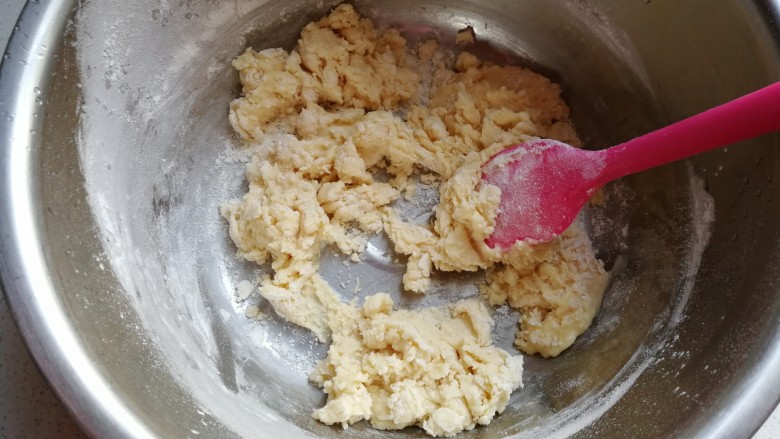 中种酸奶排包,主面团材料除盐和<a style='color:red;display:inline-block;' href='/shicai/ 887'>黄油</a>外,都放入盆中搅拌均匀;