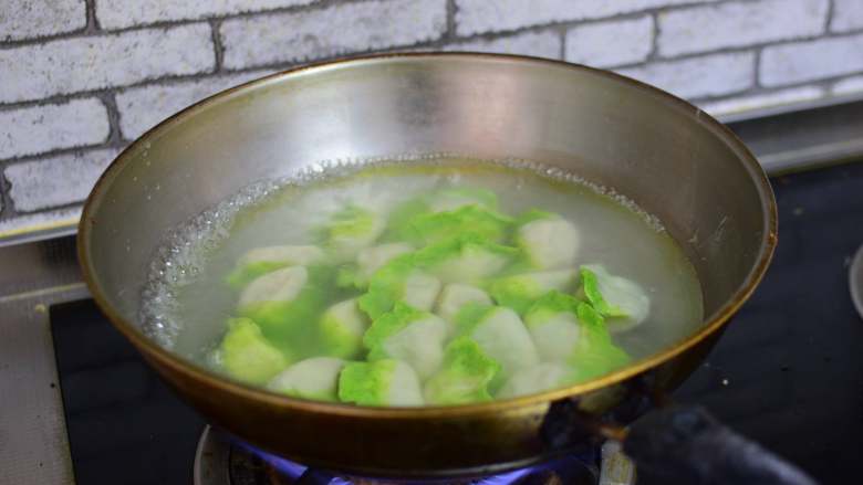 百财饺子,锅中烧水,水沸腾以后,将饺子加入进去。先搅拌一下,然后等待水再次沸腾,再加入半碗凉水,再次等待沸腾(饺子下锅以后需要再次沸腾三次,加三次凉水,第四次沸腾饺子就熟啦)