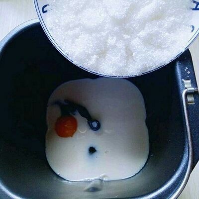 椰蓉吐司面包,再加入糖,(盐和糖要对角放。)
