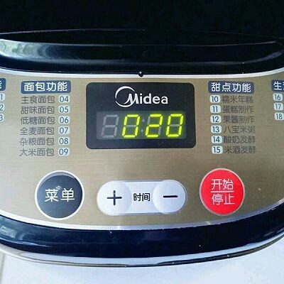 椰蓉吐司面包,启动面包机,自动揉面20分钟。