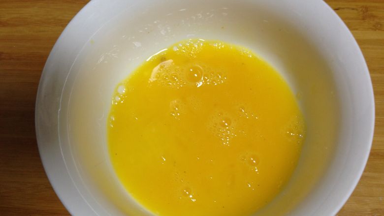 汤羹菜――豌豆虾仁烩白菜,<a style='color:red;display:inline-block;' href='/shicai/ 9'>鸡蛋</a>里加入盐和白胡椒粉打散