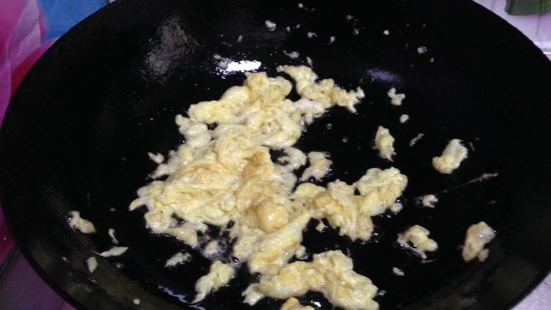 汤羹菜――豌豆虾仁烩白菜,炒锅加油，烧热倒入蛋液炒成块