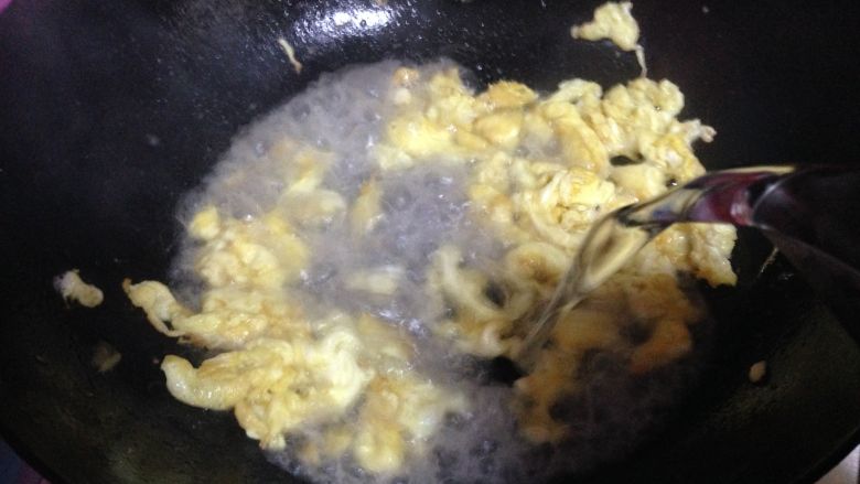 汤羹菜――豌豆虾仁烩白菜,迅速冲入开水大火煮开（一定要开水，这样做出来的汤奶白汤）