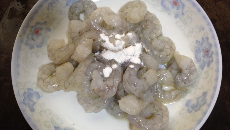 汤羹菜――豌豆虾仁烩白菜,加入适量干淀粉，抓匀腌制十分钟