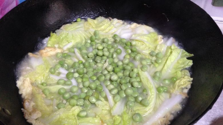 汤羹菜――豌豆虾仁烩白菜,倒入豌豆，加入白<a style='color:red;display:inline-block;' href='/shicai/ 10588'>糖</a>、盐调味