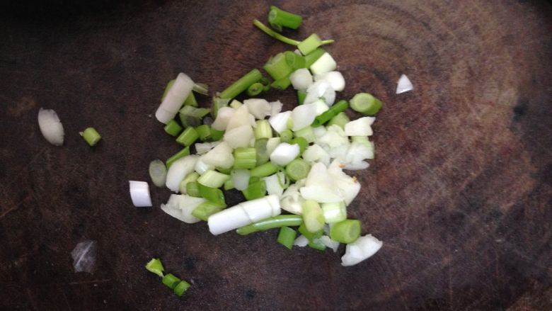 汤羹菜――豌豆虾仁烩白菜,香葱切碎备用