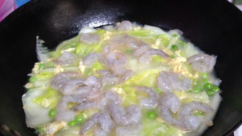 汤羹菜――豌豆虾仁烩白菜,加入虾仁煮至变色