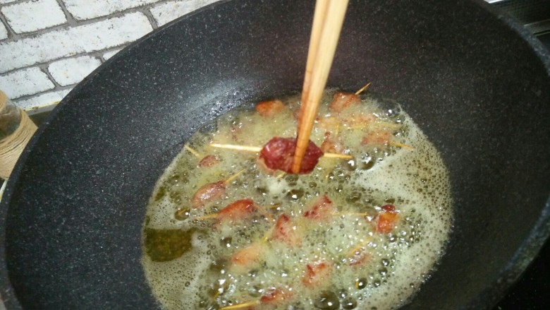 孜然牙签羊肉,炸熟