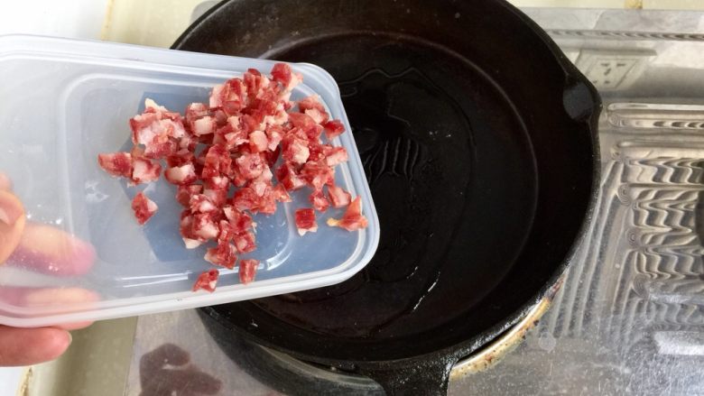 简单早餐吃起来➕胡萝卜土豆丝腊肠饼,煎锅加热,加入腊肠煸香