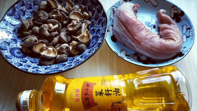 香菇辣酱,准备好食材。