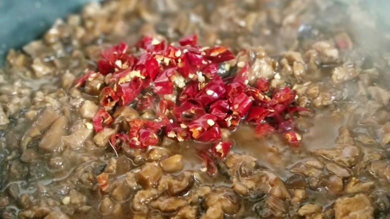 香菇辣酱,加入盐。辣椒(根据个人口味加入盐,不加也可以,因为豆瓣酱和生抽都含盐)