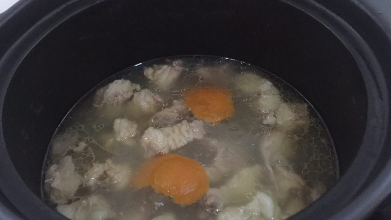 牛腩土豆汤,牛肉完全熟了在倒入图豆,