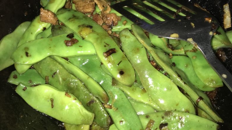 猫厨物语-蒜香油豆角,酱油入锅后翻炒均匀~