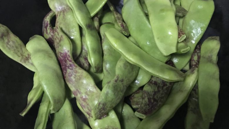 猫厨物语-蒜香油豆角,干锅无油(请注意是无油)豆角入锅小火慢炒。这样做的好处后面告诉你们。