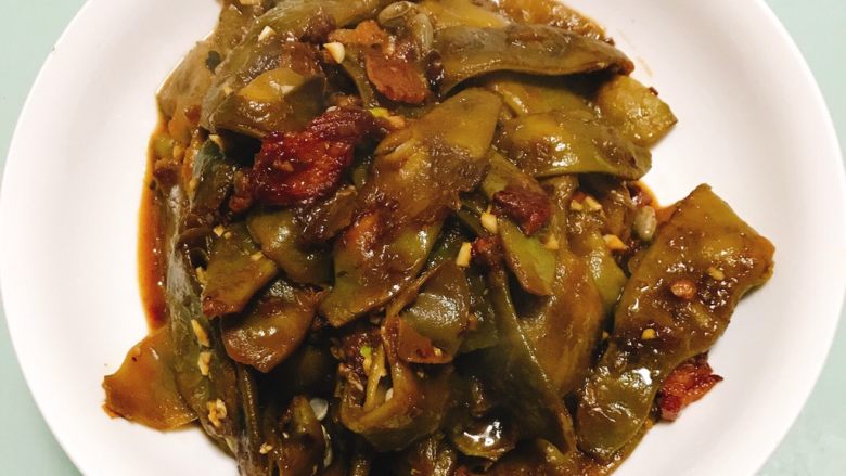 猫厨物语-蒜香油豆角,入盘开吃。配一碗米饭🍚,美的不得了。