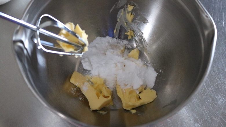 奶油奶酪红丝绒杯子蛋糕,黄油软化后加入糖粉打发(记得先搅拌一下再打)