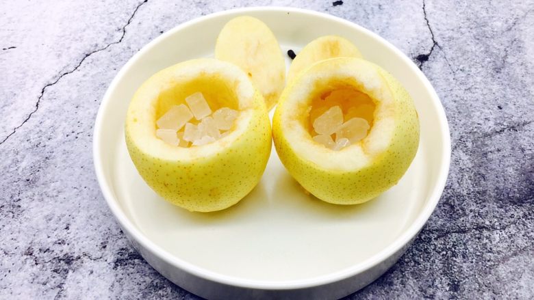 小寒节气 润肺止咳来只烤梨,在梨盏里放入冰糖,我在每个梨盏里放了约10梨左右的冰糖,放的太多了,吃起来太甜了,建议大家放4、5粒冰糖就可以,不过要看梨的大小哦。