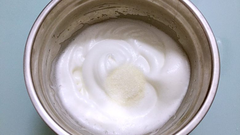 天使蛋糕(六寸),继续打发至明显有纹路时,加入最后的白糖
