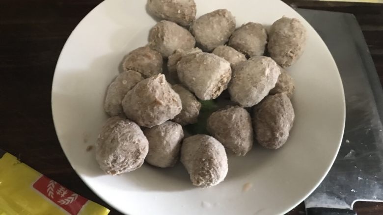 辣白菜乱炖,水开后,放丸子。因为辣白菜有盐,味道有甜味,只加少许盐即可,具体需等水开后尝一下,各家腌制口感不同。