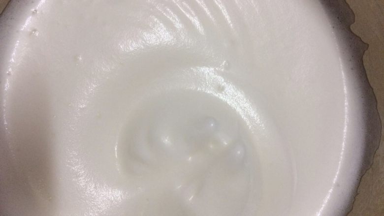 香橙杯子蛋糕,然后高速打发,蛋白比较浓稠了,表面出现纹路,加入剩下的细砂糖,继续搅打。