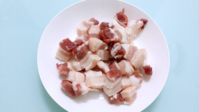 红烧肉炖土豆,<a style='color:red;display:inline-block;' href='/shicai/ 428'>五花肉</a>洗净切成小块备用
