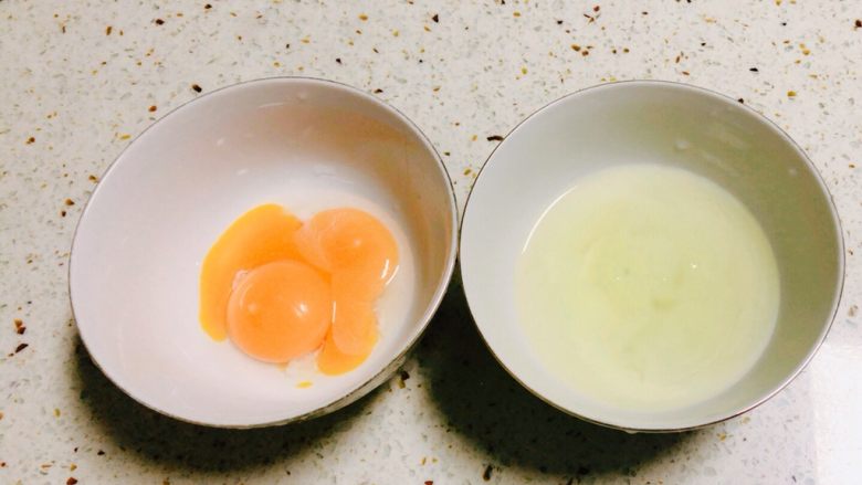蜜豆双皮奶,2枚全蛋,蛋黄、蛋清分离,只需要蛋清