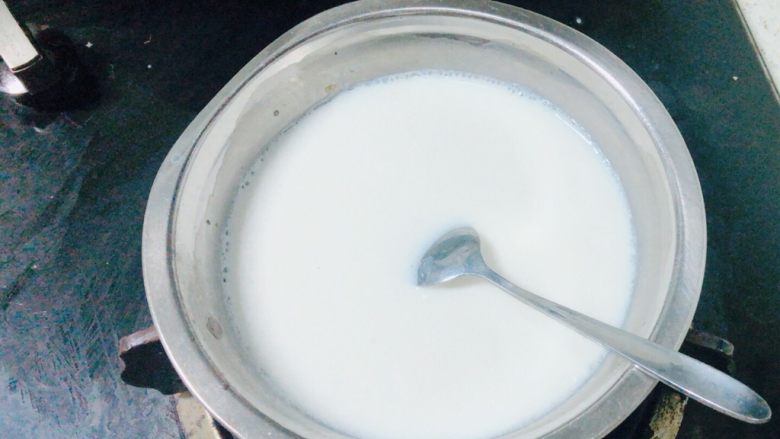 蜜豆双皮奶,加热的同时,要用勺子🥄不停的搅动,避免牛奶🥛粘锅