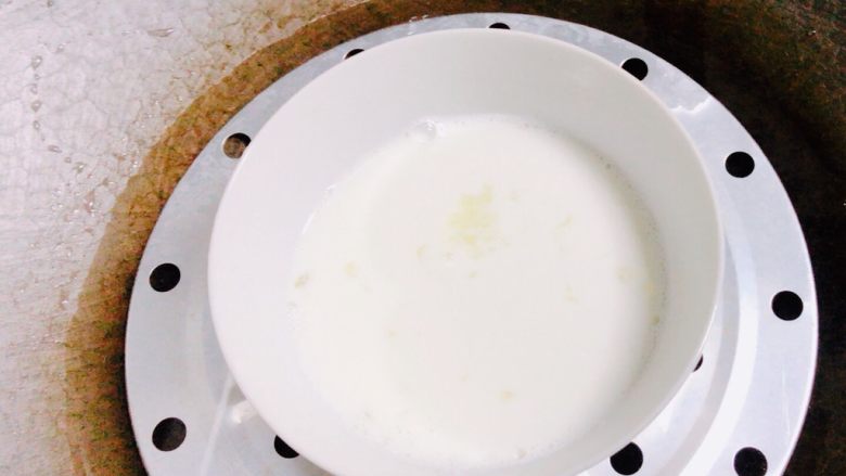 蜜豆双皮奶,盖上保鲜膜,扎几个洞,放入蒸锅,大火蒸20分钟左右