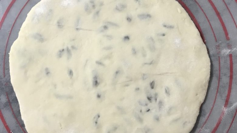 葡萄干司康,擀成0.5厘米厚的圆形面片(其实1厘米厚做出来更漂亮,但我家少爷喜欢吃薄的)