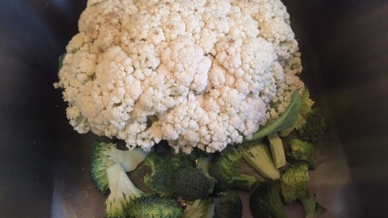 挑战厨房/素菜/蒜蓉炒双花,散花菜半个,用刀划成小朵。