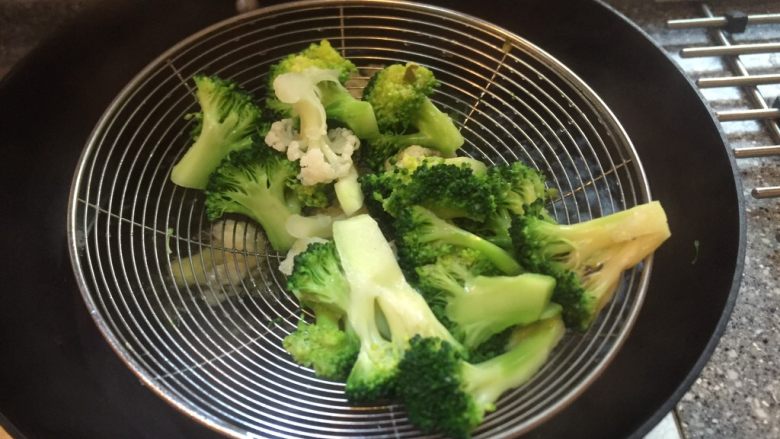 挑战厨房/素菜/蒜蓉炒双花,捞出沥干水分。