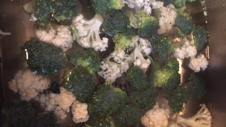 挑战厨房/素菜/蒜蓉炒双花,放水池洗干净。