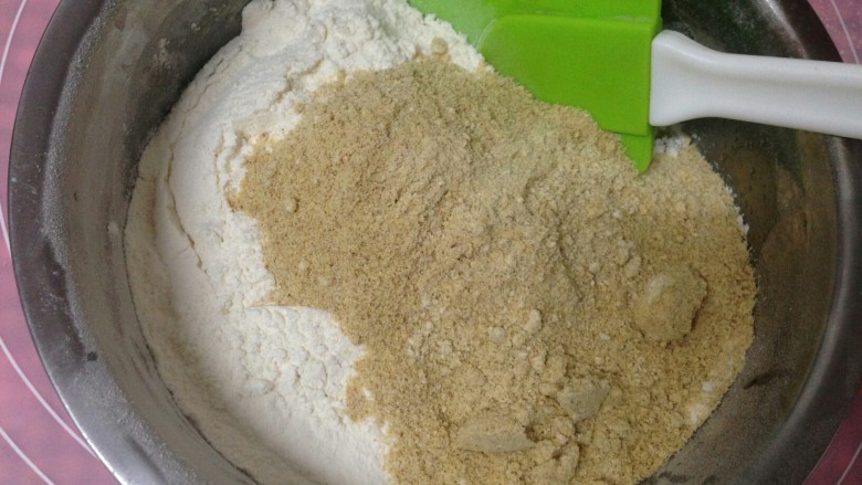 粗粮小点――胚芽炉果,将面粉混合物筛入糖油糊中,再加入小麦胚芽粉