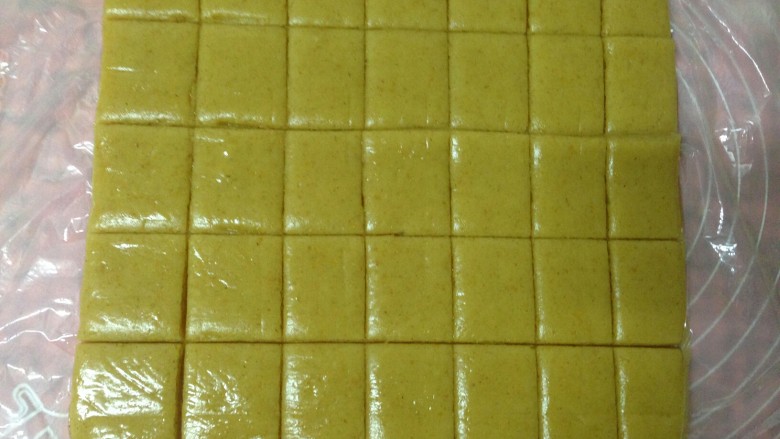 粗粮小点――胚芽炉果,剪开保险袋,切成等份的小块