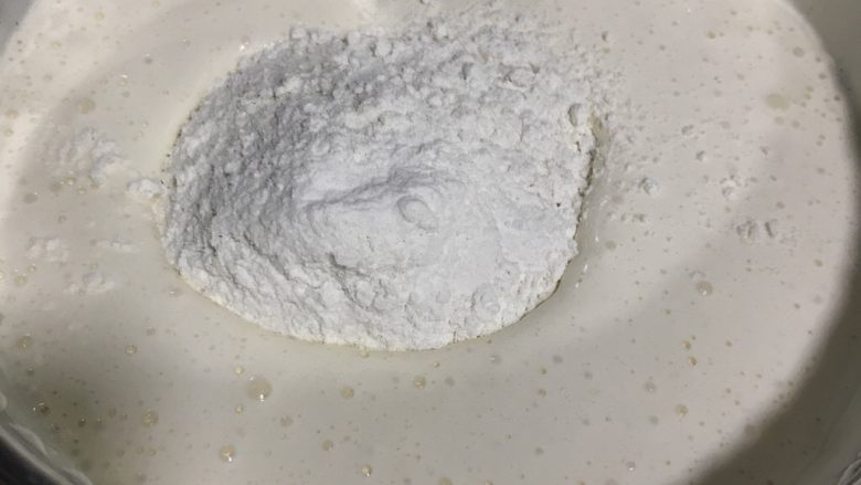 好吃不上火宝宝可以吃的蒸蛋糕,过筛下低筋粉,搅拌均匀