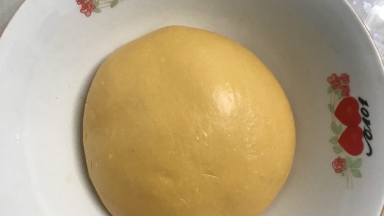 南瓜蜂蜜排包,拿出来揉圆,放在预先抹好油的大碗里,盖上保鲜膜送进发酵箱温度调节在28度,进行基础发酵。