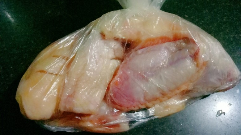 原汁原味~盐煎鸡翅,保鲜袋封口,用手将调料揉均匀