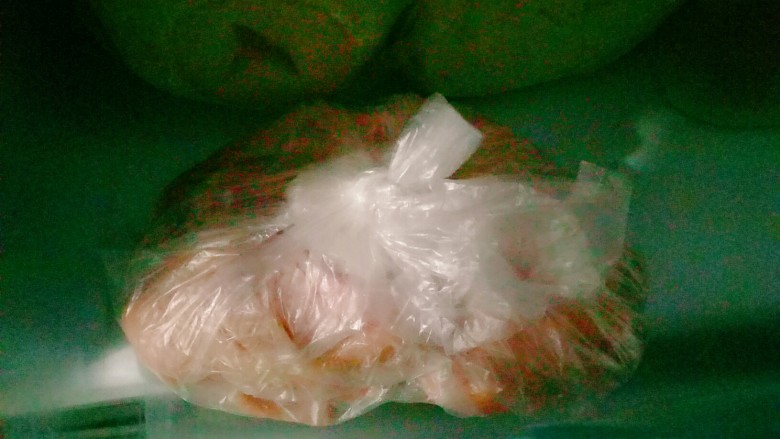 原汁原味~盐煎鸡翅,箱冷藏四个小时以上(我一般都是头一天晚上放入冰箱,早上起来做。)