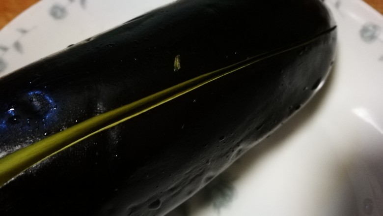 微波炉美食～香烤茄子🍆,在侧面划上一刀 放入微波炉加热3-4分钟