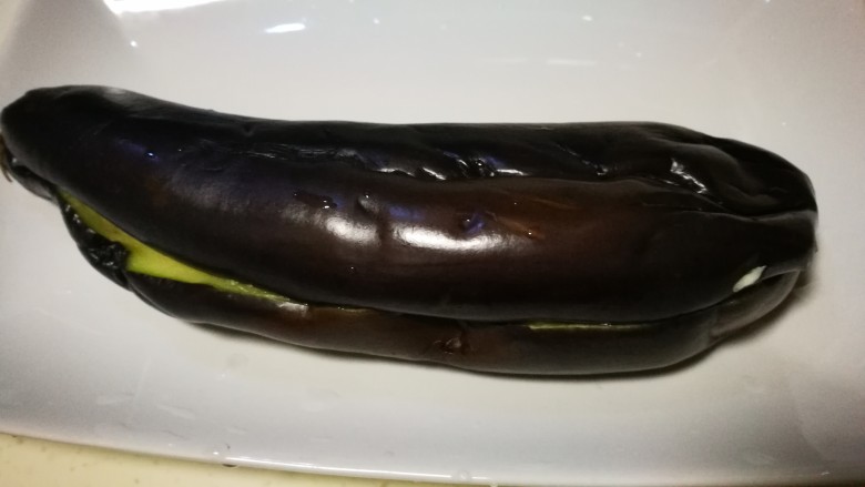 微波炉美食～香烤茄子🍆,从微波炉中取出