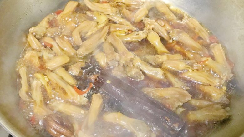 辣卤鸭舌,小火炖煮。汤汁减少,此次鸭舌就熟透了,