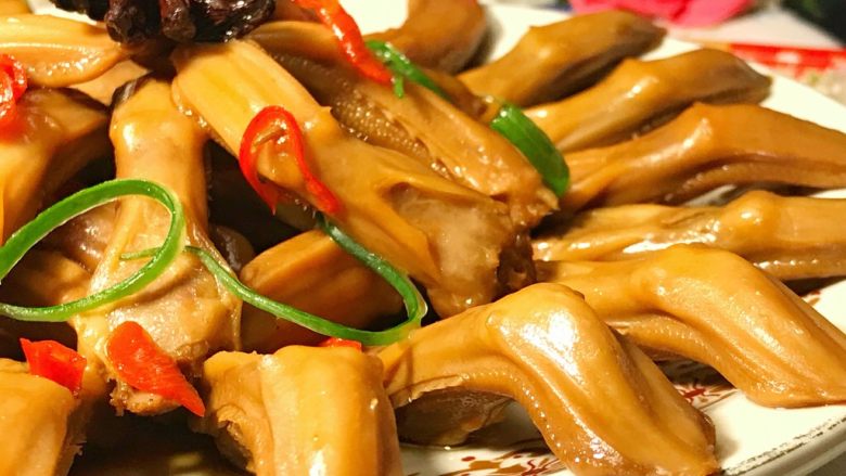 辣卤鸭舌,捞出,风干一会。