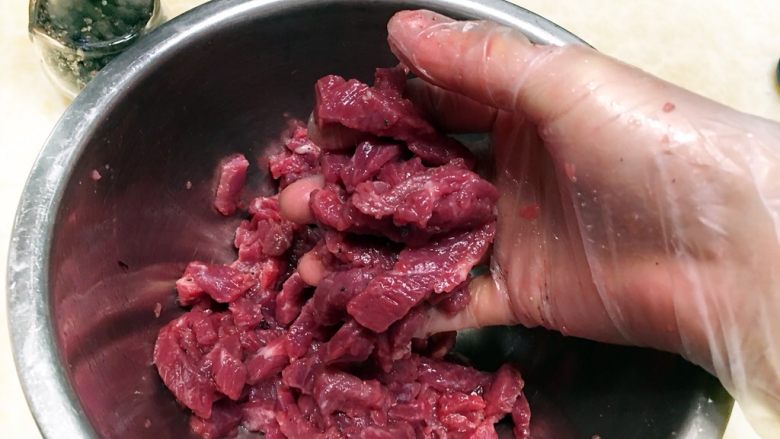 黑椒牛肉盖浇饭,里脊肉抓匀至这种状态方可,可以看出牛肉极嫩极细腻。