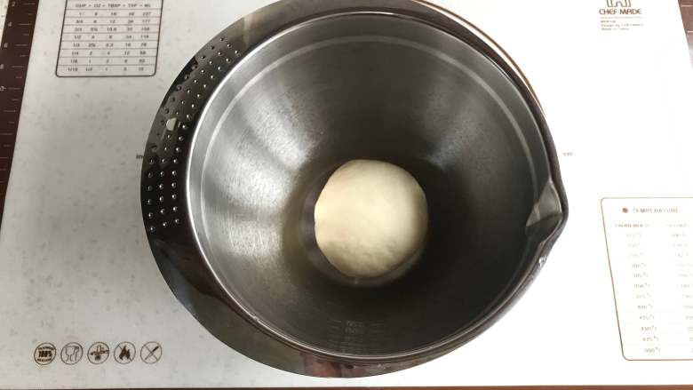 秋葵肉肠披萨,和面结束,收圆后进行发酵,时间20分钟。
