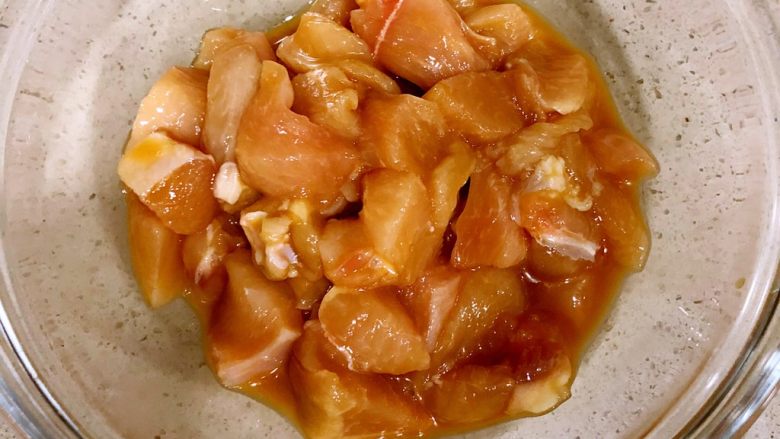 辣炒鸡胸肉,抓研均匀,腌制5分钟