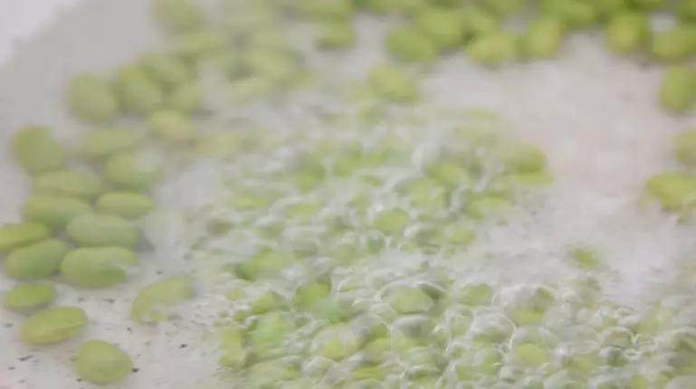 下饭一流的沪上本帮菜——雪菜毛豆,锅中倒入清水,下毛豆焯至断生