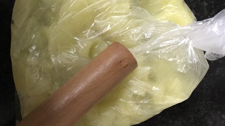 芝士土豆泥肉酱焗饭,用擀面杖压成泥(如果有料理机可以直接打成泥)